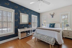 3 habitaciones, escritorio y tabla de planchar con plancha 