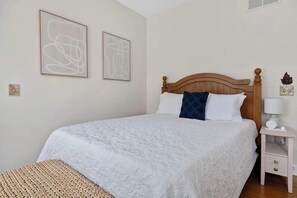 3 bedrooms, desk, iron/ironing board, travel cot - Dog-Friendly Cottage w/ Hot Tub, Wi-Fi + Firepit (New Buffalo)