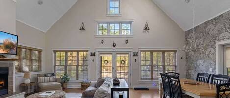 Una Smart TV, una chimenea, libros