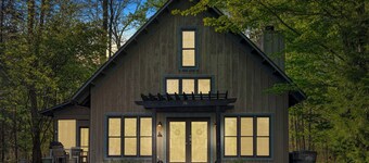 Juniper Presents: A Dog-Friendly Cottage w/ Hot Tub, Wi-Fi + Firepit