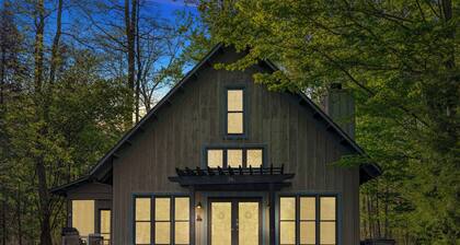 Juniper Presents: A Dog-Friendly Cottage w/ Hot Tub, Wi-Fi + Firepit