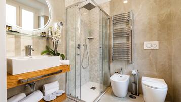 King Room Déco | Bagno | Set di cortesia gratuito, asciugacapelli, pantofole