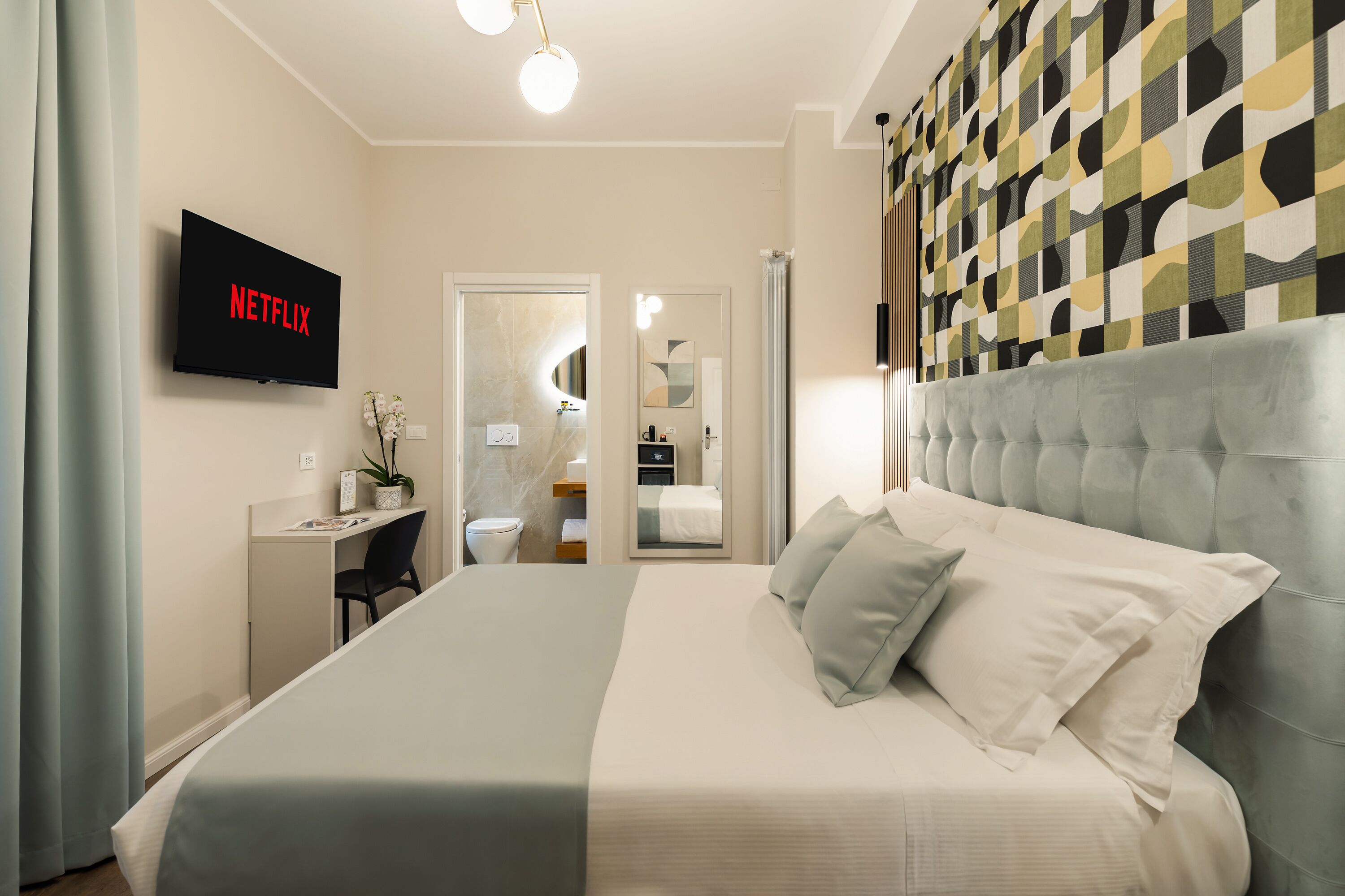 Queen Room Déco | Pillowtop beds, in-room safe, soundproofing, free WiFi