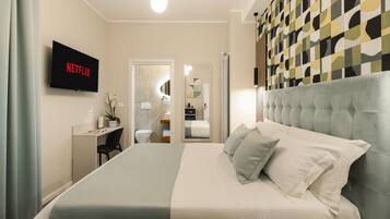 Queen Room Déco | 1 makuuhuone, pillowtop-patjalliset sängyt, tallelokero huoneessa