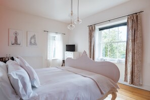 4 bedrooms, desk, WiFi, bed sheets