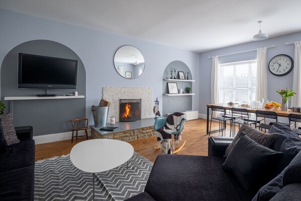 Televisión y chimenea 