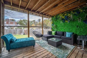 Living area - Luxury Urban Oasis Free Parking Centrally Located! (Washington)