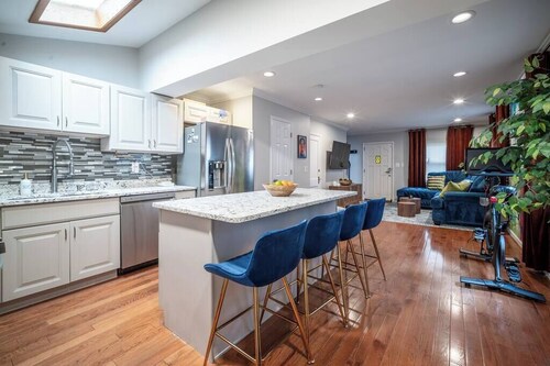 Luxury Urban Oasis Free Parking Centrally Located!