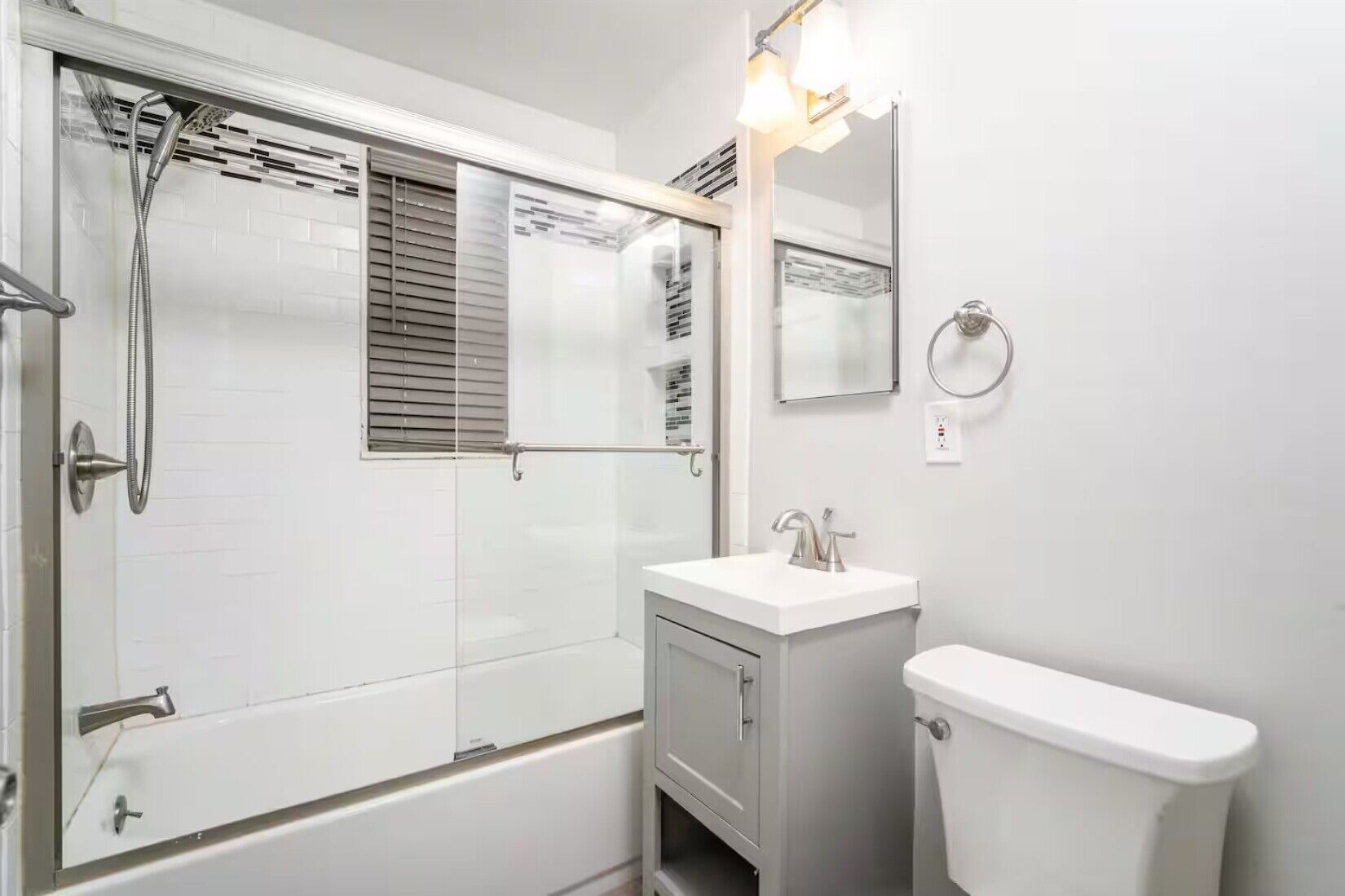 吹风机、坐浴桶、毛巾、肥皂