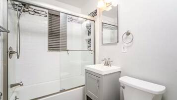 吹风机、坐浴桶、毛巾、肥皂