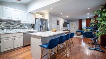 Kylskåp, mikrovågsugn, ugn och spishäll