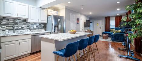 Réfrigérateur, micro-ondes, four, plaque de cuisson