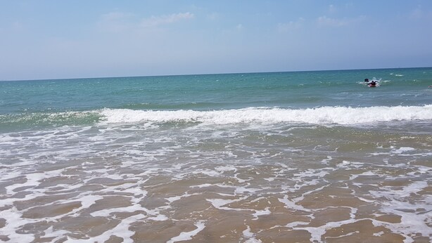 A beach with waves approaching the shore. - Au Calme, Centre La Tranche-sur-mer, 200m Commerces et Rues Animées, 300m Plage (La Tranche-sur-Mer)