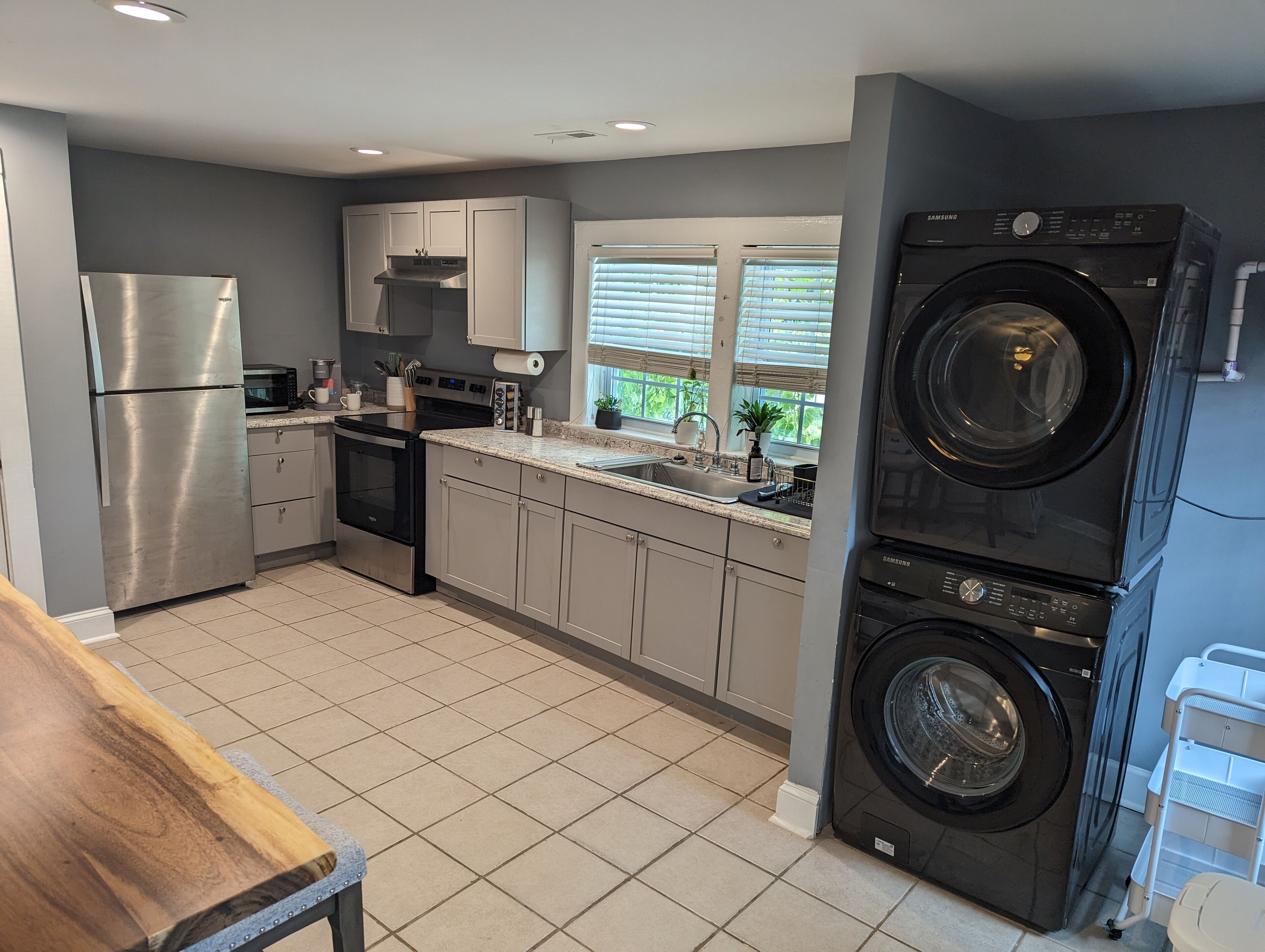 Réfrigérateur, four à micro-ondes, un four, surface de cuisson