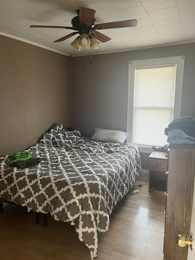 2 Bed, 1 Bath house Oshkosh Vrbo