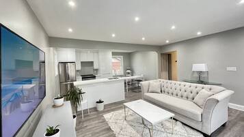 Smart-TV, Kamin, Arbeitsbereiche, Computerbildschirme