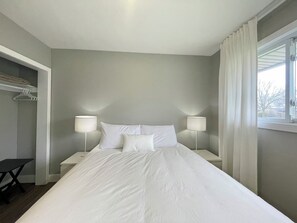 2 bedrooms, desk, iron/ironing board, WiFi