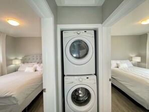 2 slaapkamers, een bureau, een strijkplank/strijkijzer, wifi