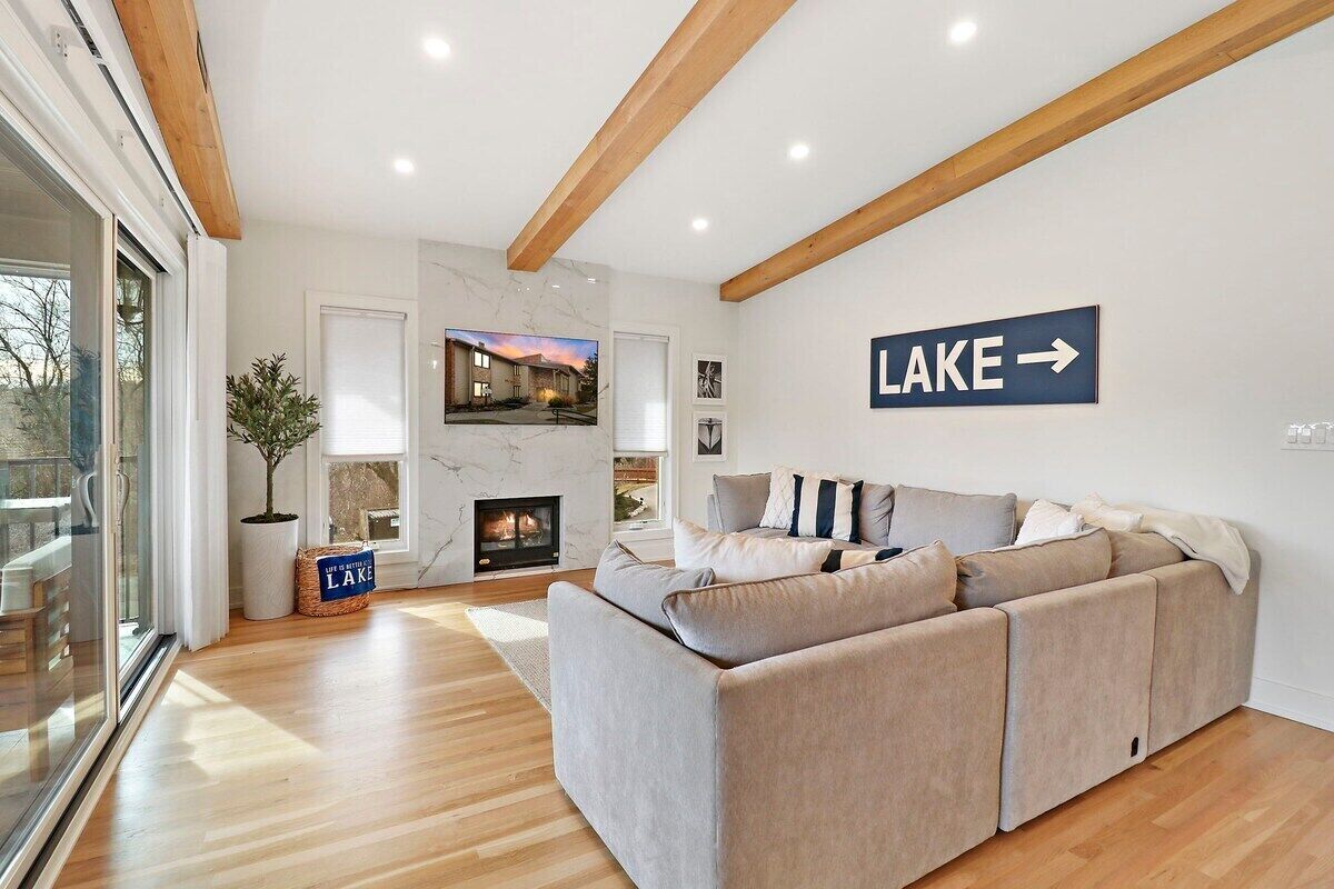 TV, fireplace