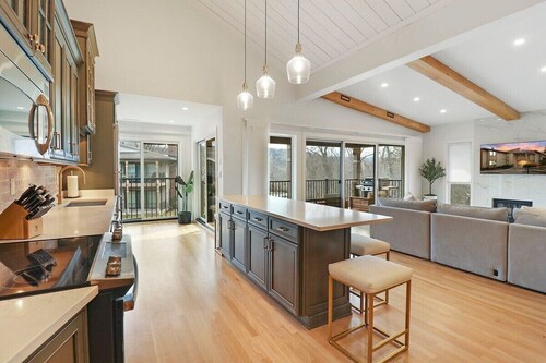 Abbey Villas Condo Steps to Pool Walk to Fontana Beach Dining and Marina