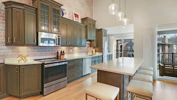 Refrigerador, microondas, horno y parrilla de estufa