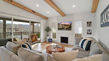 Televisión y chimenea