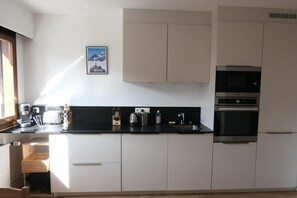 Refrigerador, microondas, horno y lavavajillas 