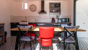 A modern kitchen with a wooden table and red chairs, a clock, and a 'Home WiFi' sign. - Maison Calme et Confortable à 10 Minutes de Paris (Alfortville)