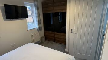 2 bedrooms, iron/ironing board, WiFi, bed sheets