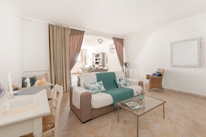 Leilighet – comfort | Oppholdsområde | En 40-tommers Flatskjerm-TV med digitale kanaler