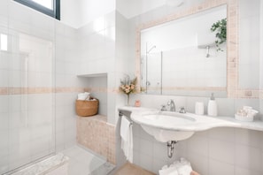 Apartamento conforto | Banheiro | Chuveiro, chuveiro com efeito de chuva, secador de cabelo, bidê