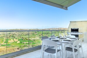 Outdoor dining - Ramla views retreat: Hot Tub, pool, 2 min to beach (Ix-Xagħra)