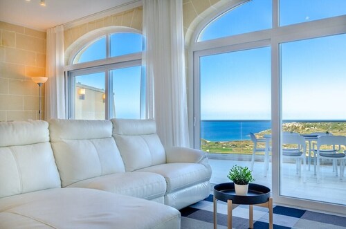 Ramla views retreat: Hot Tub, pool, 2 min to beach