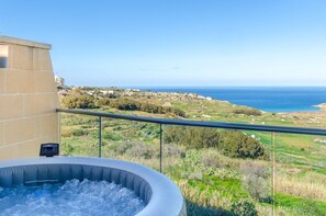Outdoor spa tub - Ramla views retreat: Hot Tub, pool, 2 min to beach (Ix-Xagħra)