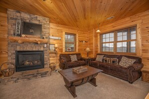 TV, fireplace, video games, DVD player - Home Inside The Mountains (PIGEON FORGE)