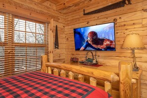 4 bedrooms, iron/ironing board, free WiFi, bed sheets - Home Inside The Mountains (PIGEON FORGE)