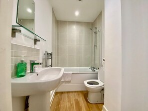 Secadora de cabello, toallas, papel de baño 