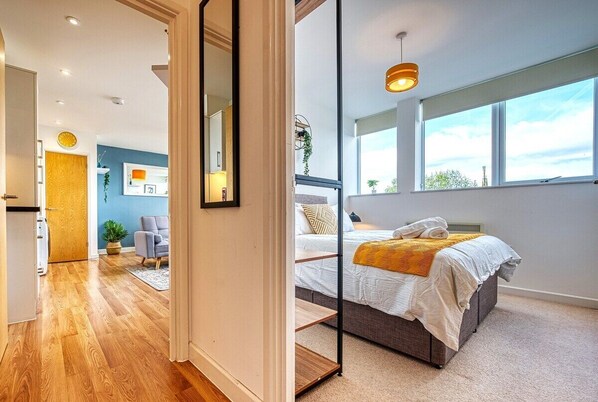 2 habitaciones, escritorio, tabla de planchar con plancha y wifi gratis 