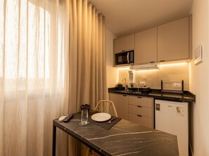 Micro-ondas, talheres/pratos/utensílios de cozinha