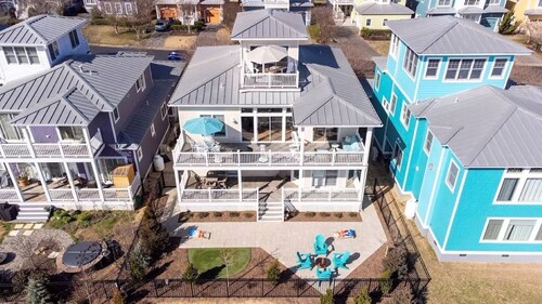 The Strand: Free Golf Carts, Paddle Boards, Tennis & Pool, 1 Blk to Beach