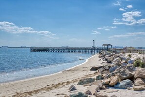 Beach nearby, sun-loungers, beach towels - The Strand: Free Golf Carts, Paddle Boards, Tennis & Pool, 1 Blk to Beach (Cape Charles)