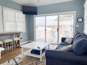 Smart TV, fireplace, ping pong - The Strand: Free Golf Carts, Paddle Boards, Tennis & Pool, 1 Blk to Beach (Cape Charles)