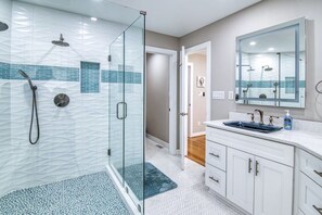 Shower, hair dryer, towels, toilet paper - The Strand: Free Golf Carts, Paddle Boards, Tennis & Pool, 1 Blk to Beach (Cape Charles)