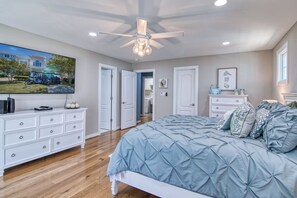 4 bedrooms, iron/ironing board, travel crib, free WiFi - The Strand: Free Golf Carts, Paddle Boards, Tennis & Pool, 1 Blk to Beach (Cape Charles)