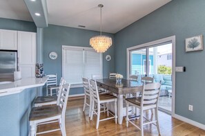 Dining - The Strand: Free Golf Carts, Paddle Boards, Tennis & Pool, 1 Blk to Beach (Cape Charles)