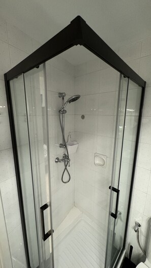Haartrockner, Handtücher, Toilettenpapier