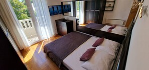 2 quartos, cofres nos quartos, escrivaninha