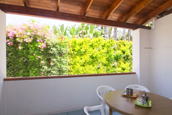 Outdoor dining - La Turrita Apartments - Sea (Forio)