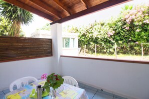 Outdoor dining - La Turrita Apartments - Sea (Forio)