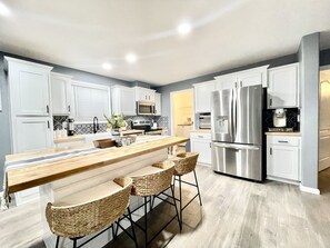 Réfrigérateur, four à micro-ondes, un four, surface de cuisson